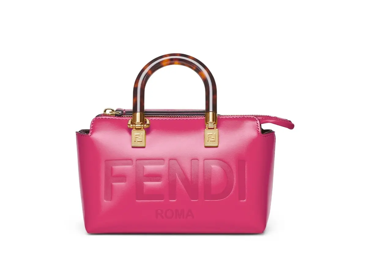 20代が買う名品　FENDIのバッグ　ミニバイザウェイ　ピンク