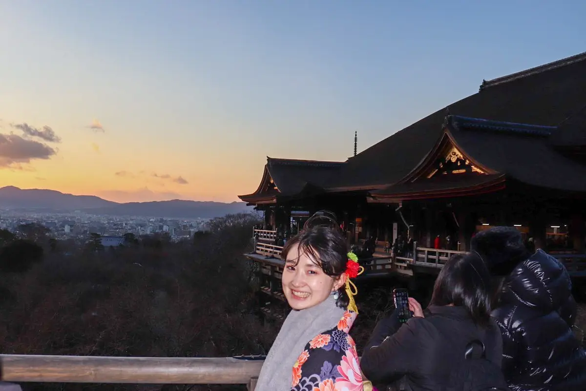 清水寺　世界遺産　清水の舞台と夕陽と着物の女性