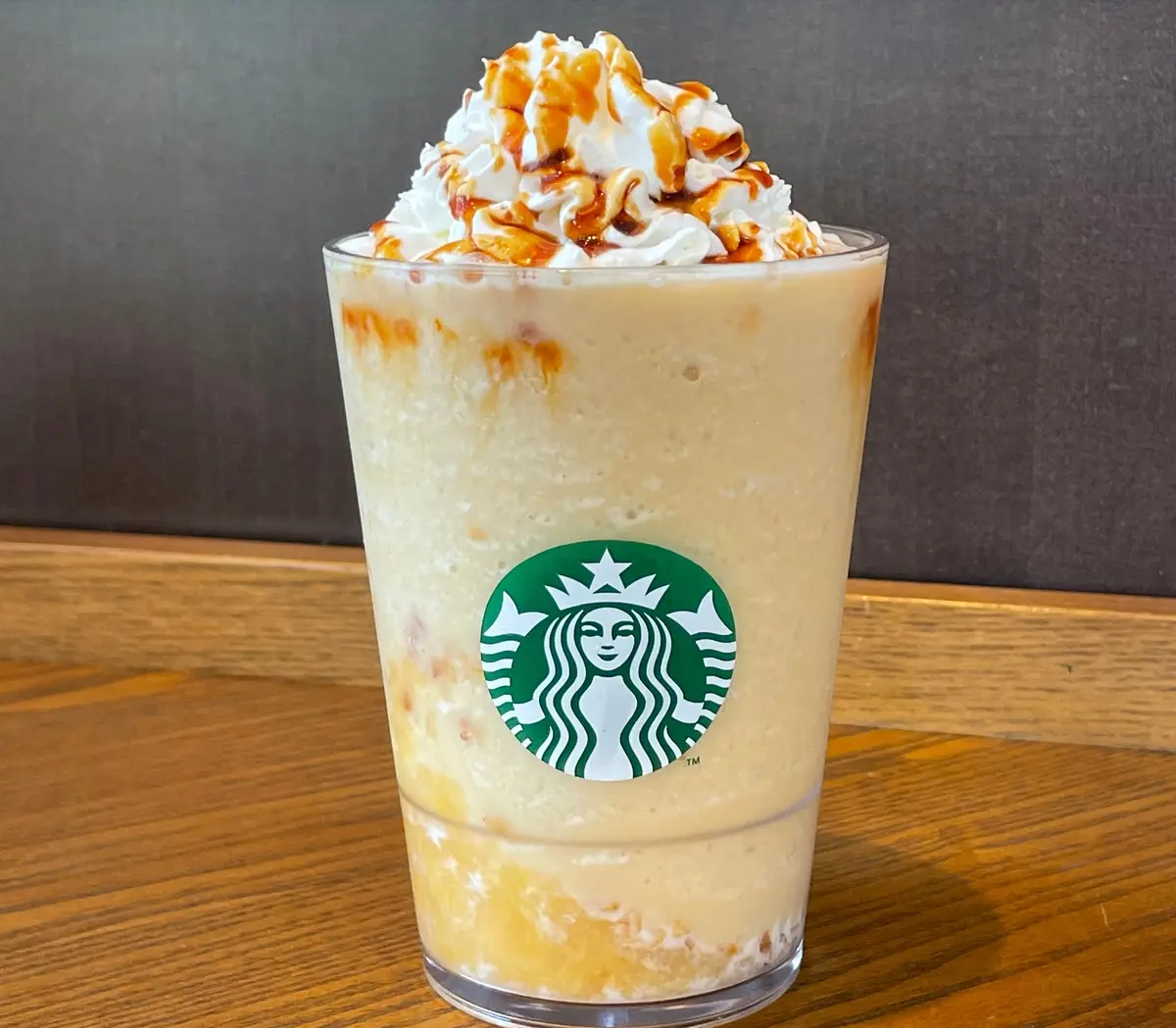 スターバックス　スタバ　新作　バナナブリュレフラペチーノ　バナナの米粉ロールケーキ