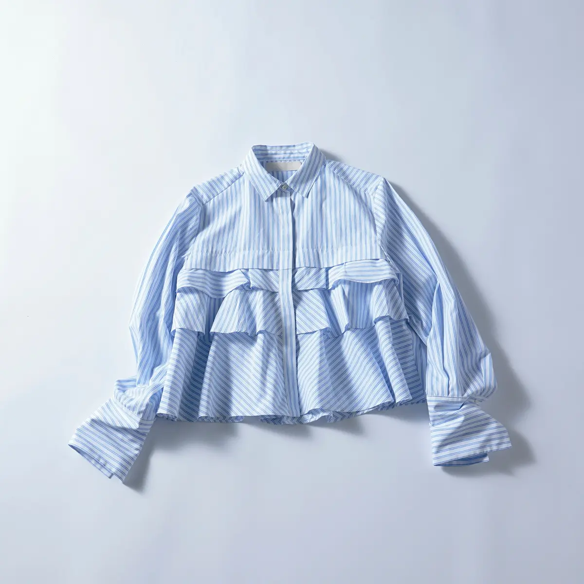 『アンタイトル』のティアードフリルシャツ