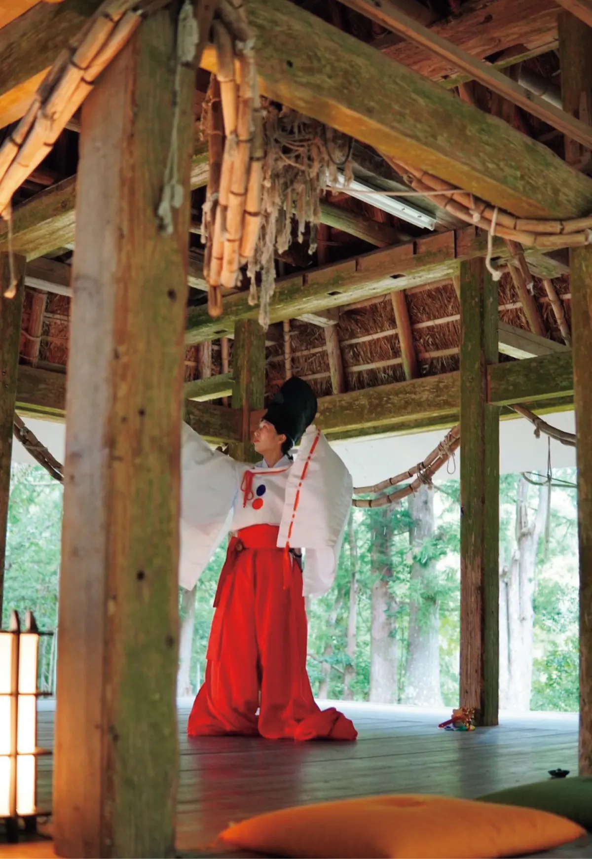 「南川 大谷寺舞堂」で舞を披露する荒木映里奈さん