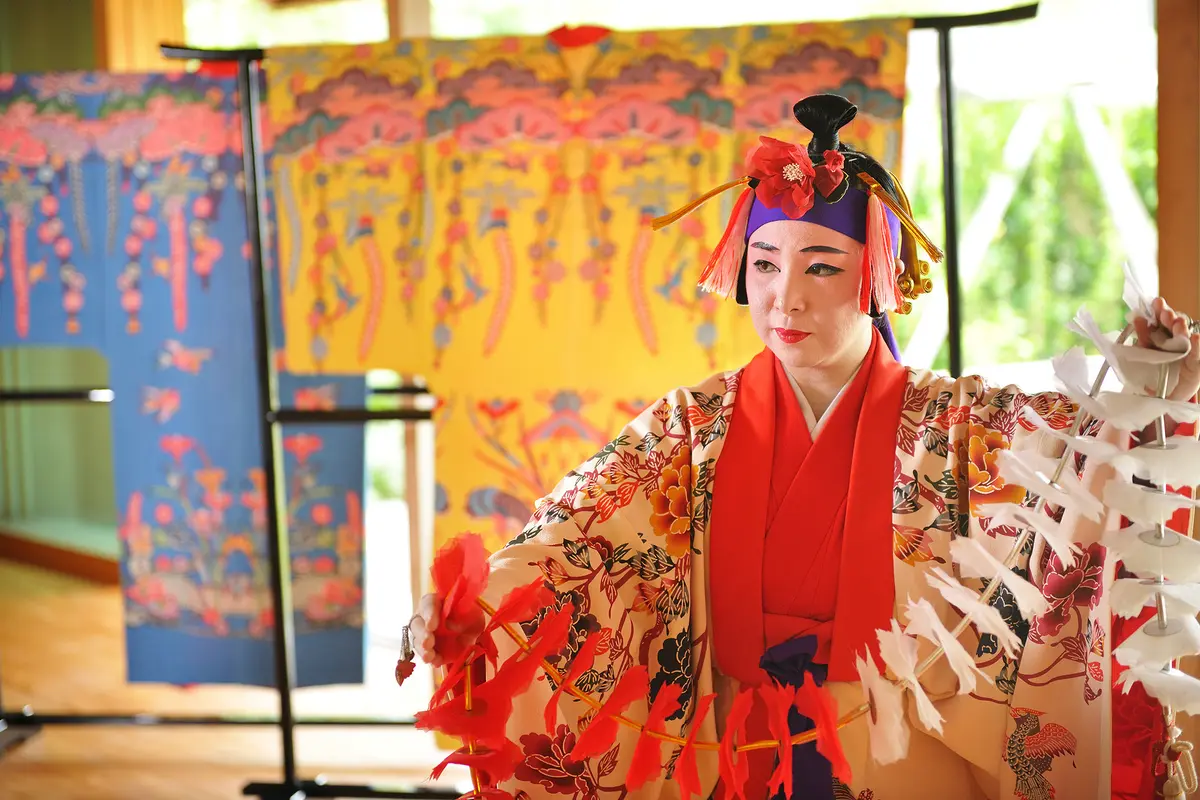 １　艶やかな舞台衣装から紅型の歴史を紐解く、琉球舞踊を鑑賞します