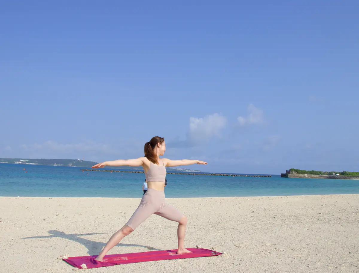 「ヒルトン沖縄宮古島リゾート」ビーチでヨガをする女性