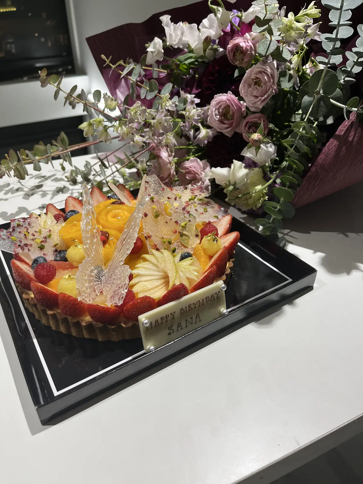 サプライズプレゼントのケーキと花束