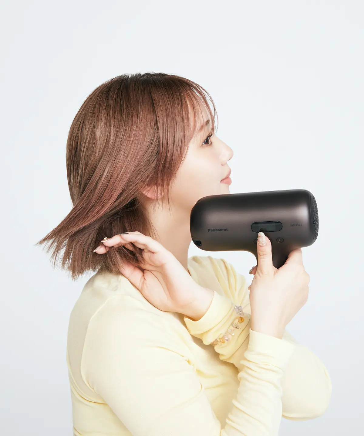 シャープのドライヤーを試す江野沢愛美