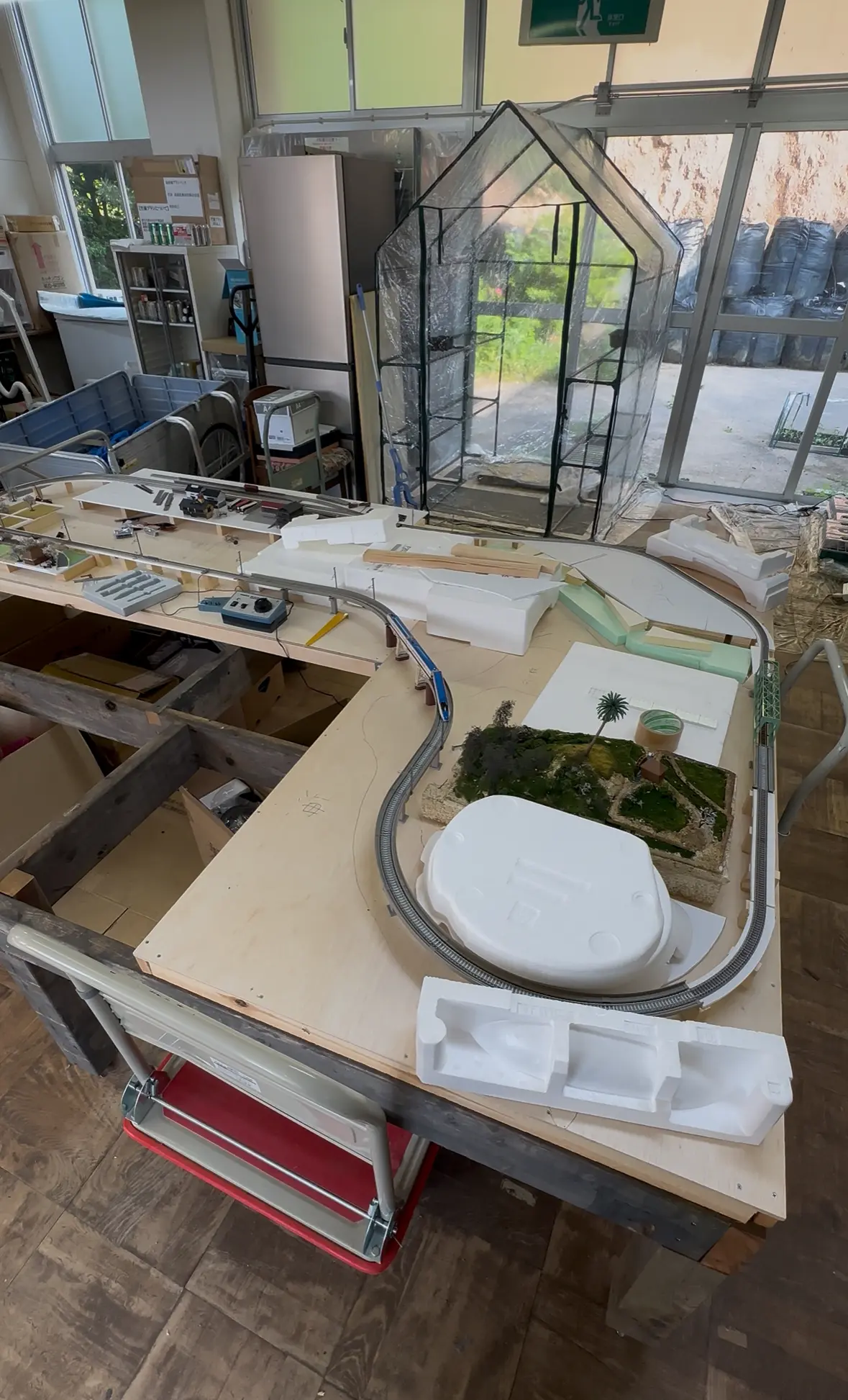 驚いたこともありました！ 図工室になんと、Nゲージがあったんです！😮  車両を持っている方は、自分の車両を持参することをお勧めします。窓から見える自然の景色と見ながら走らせることができます！ ※車両を持っていなくても、北陸新幹線などおいてあり、だれでも楽しむことができます😊