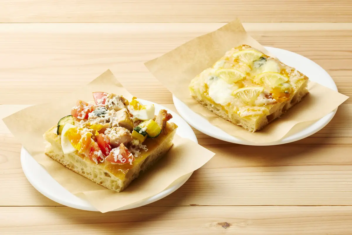 ジブリパーク「ジブリの大倉庫」内「カフェ 大陸横断飛行」のメニュー：しかくいピザ