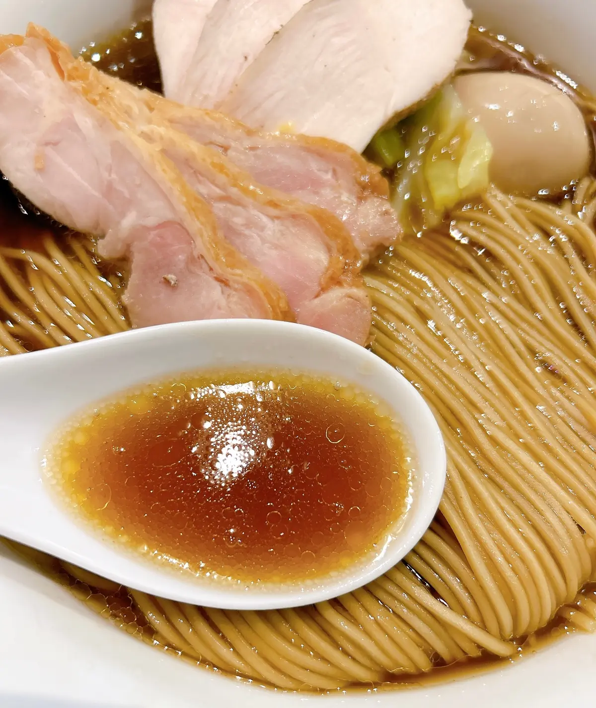 ローストした鶏がらのしょうゆラーメン　スープ