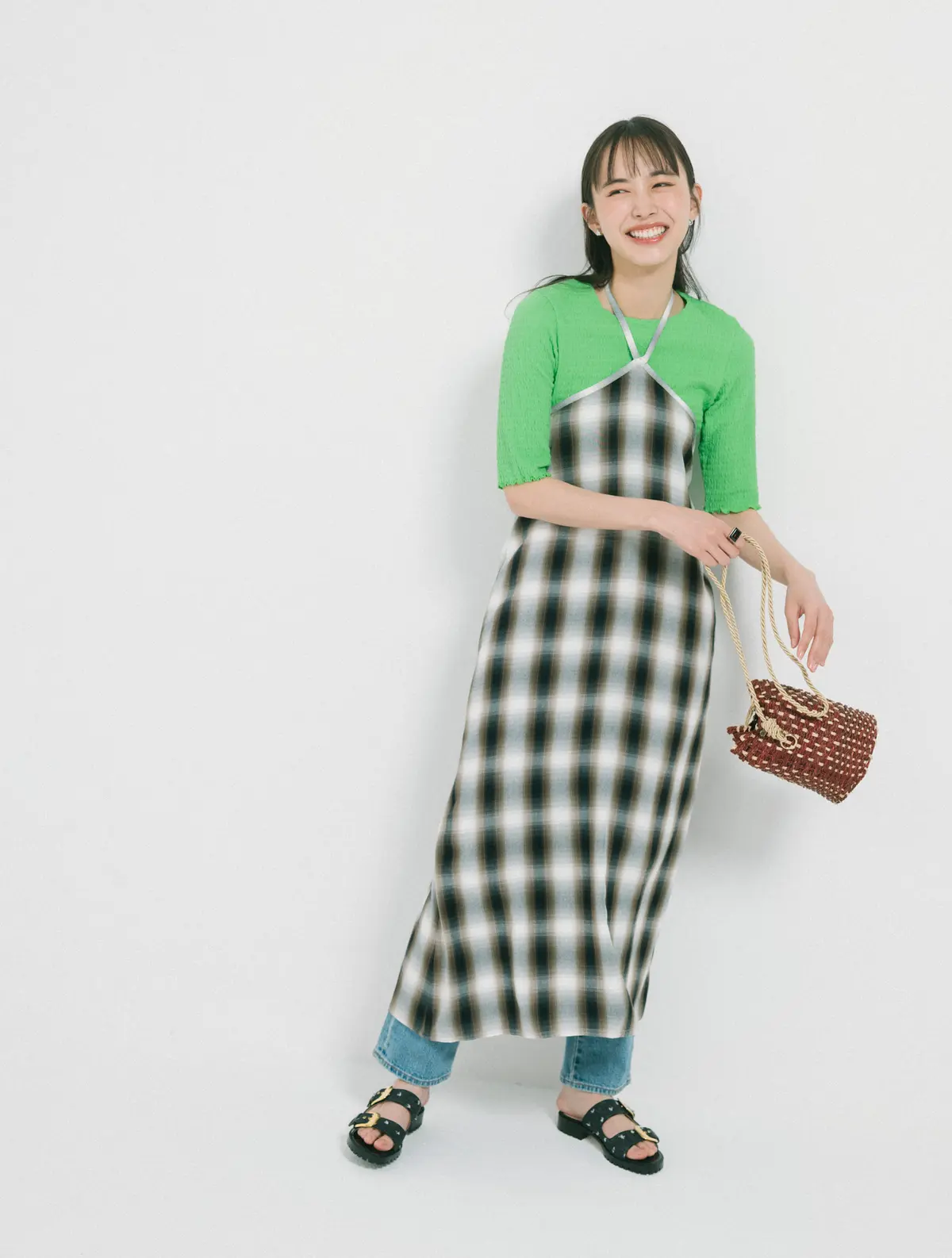 エプロン型ワンピースのコーデ