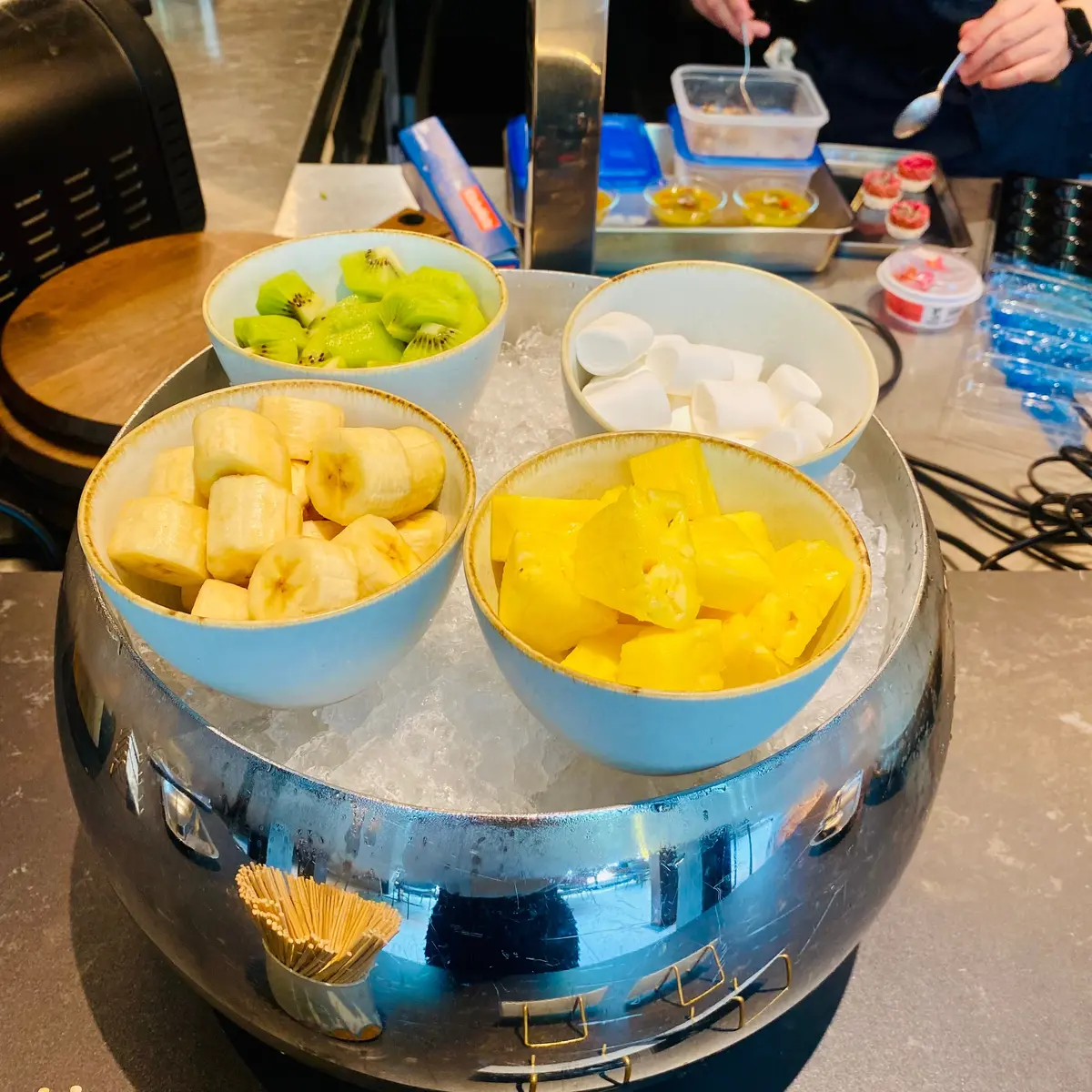 チョコレートフォンデュのフルーツとマシュマロ