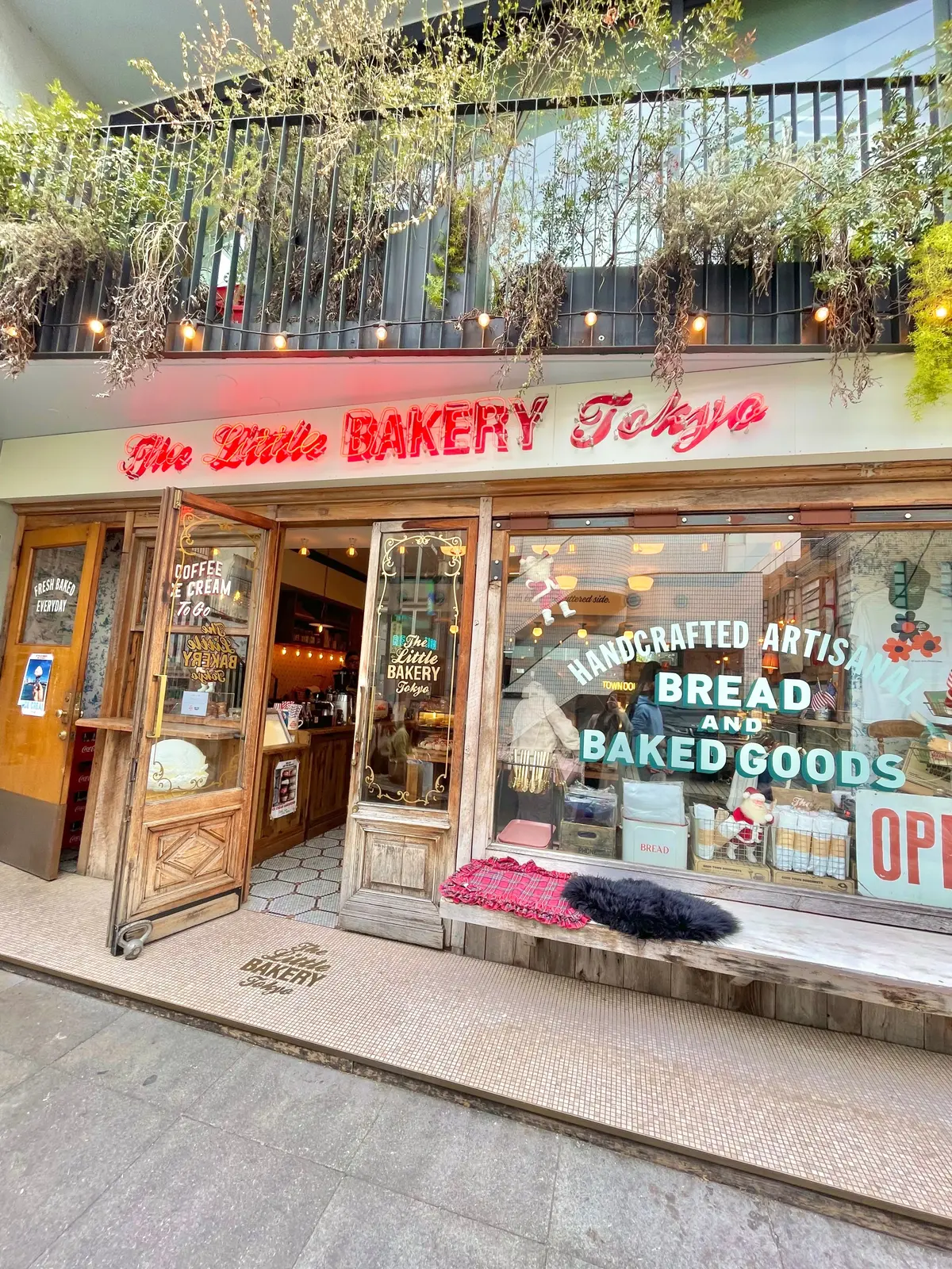 東京・原宿のベーカリーショップ「The Little BAKERY Tokyo（ザ リトル ベーカリー トーキョー）」のクロワッサンとマフィンがコラボレーションした「クロフィン」