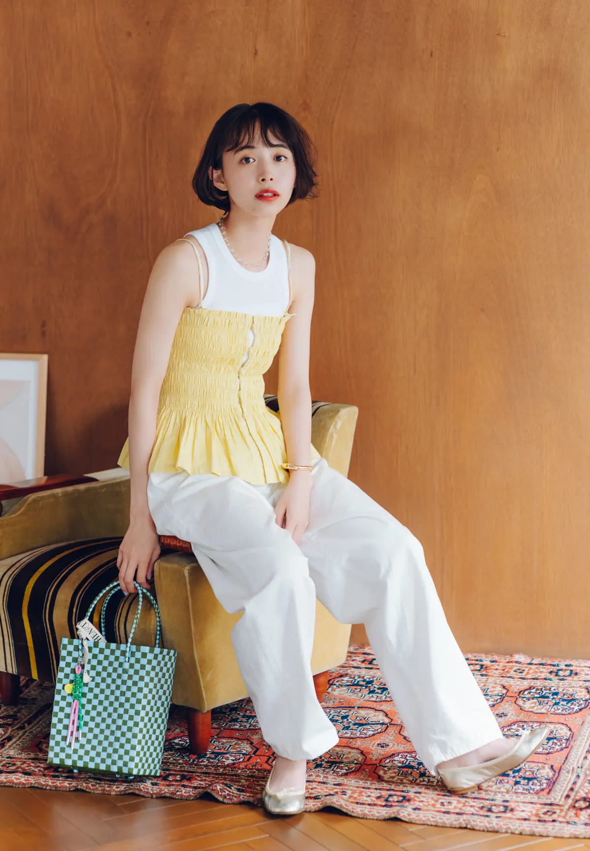 井桁弘恵　キャミソールとパンツ　全身コーデ