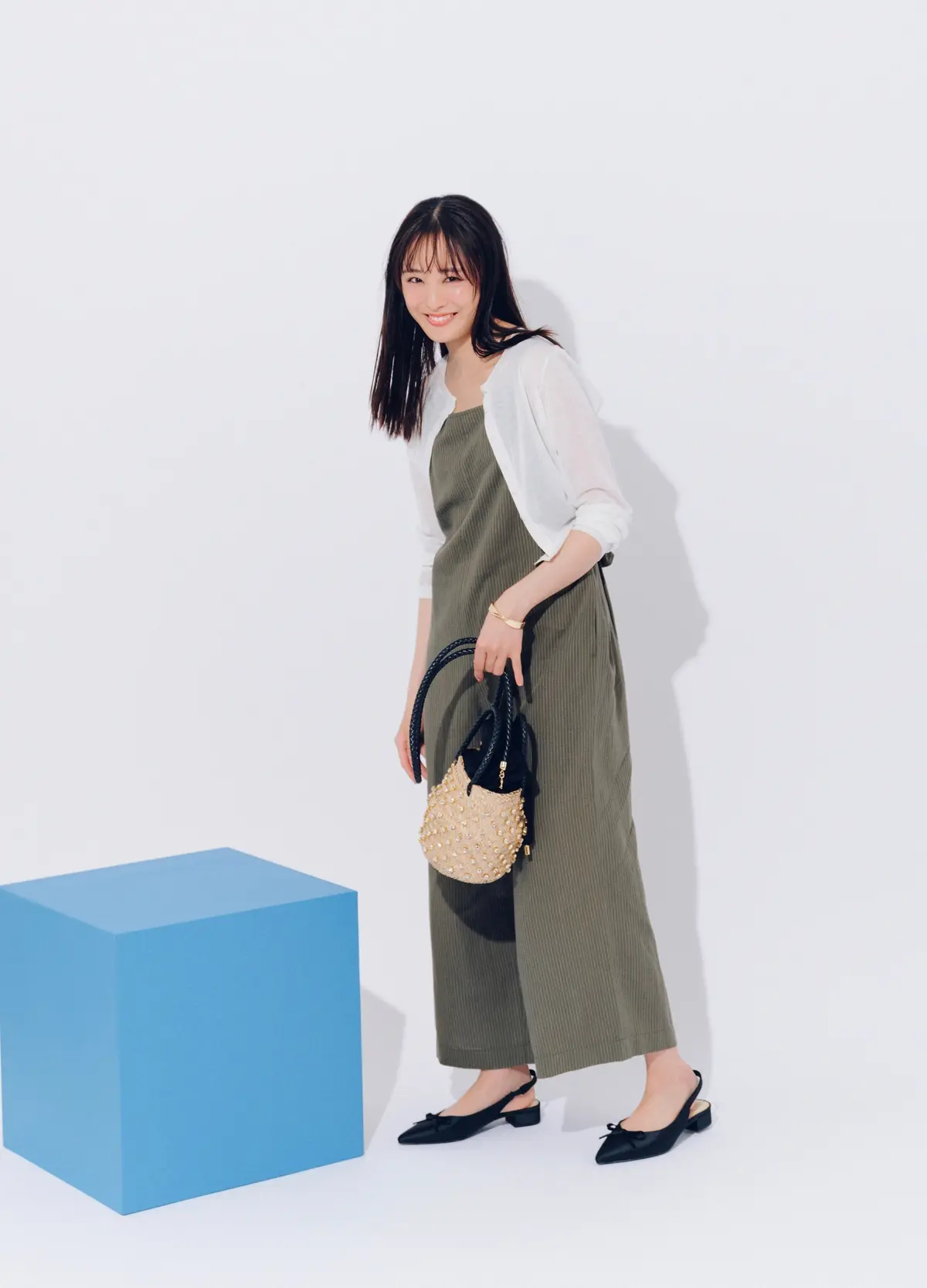 大友花恋　サロペットコーデ　全身