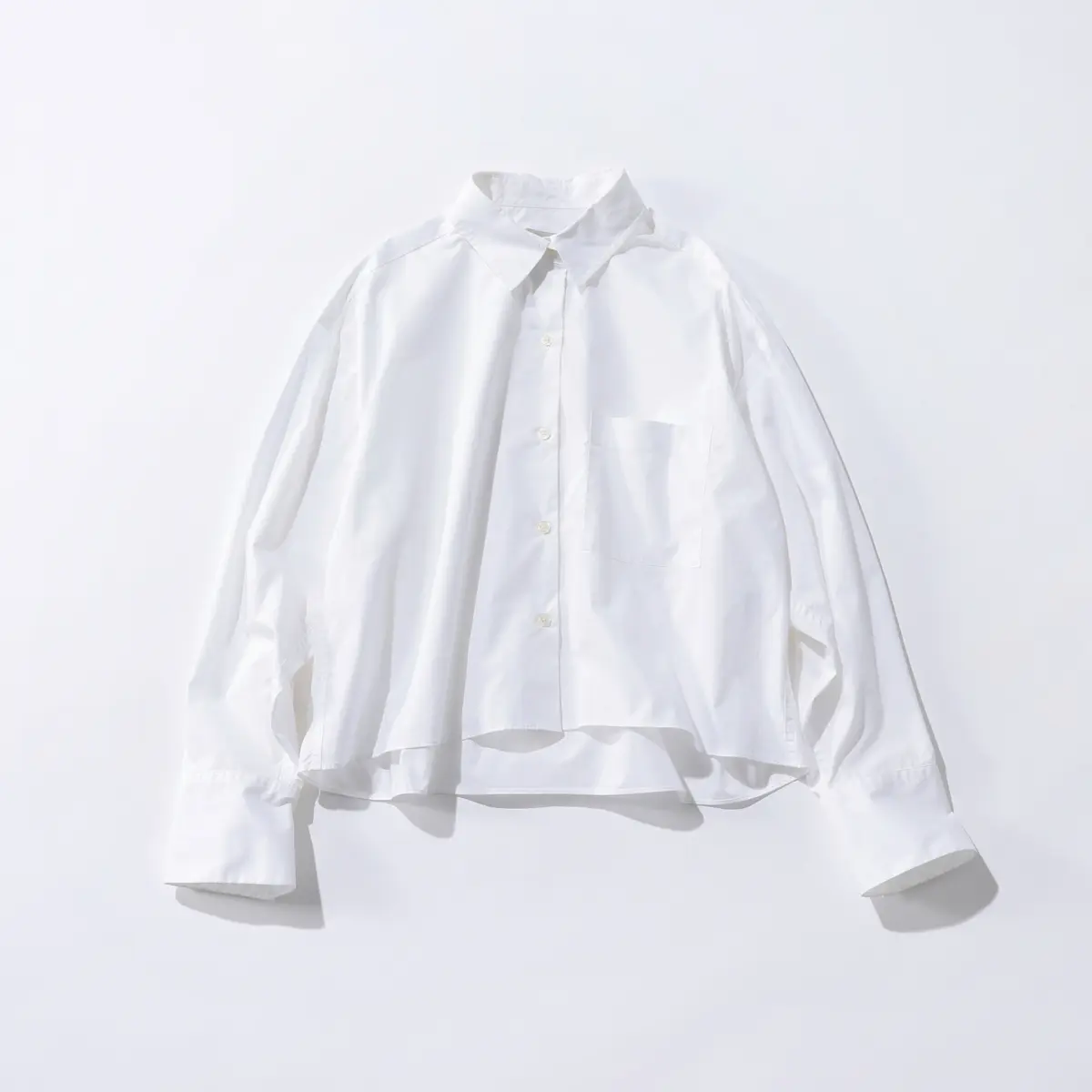 白のショート丈シャツ