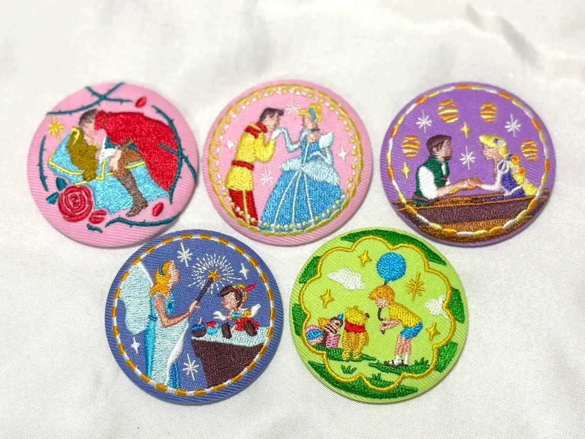 MOREインフルエンサーズ　ディズニーキャラクターズ刺繍缶バッジ