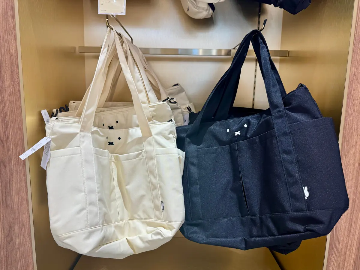 ミッフィーグッズ「トートショルダーバッグ」（各¥4290）