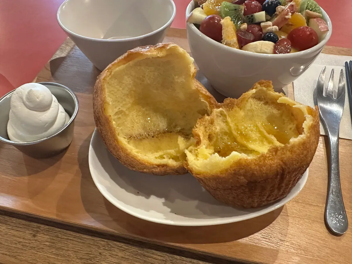 ポップオーバーを割ってシロップをかけたものの写真