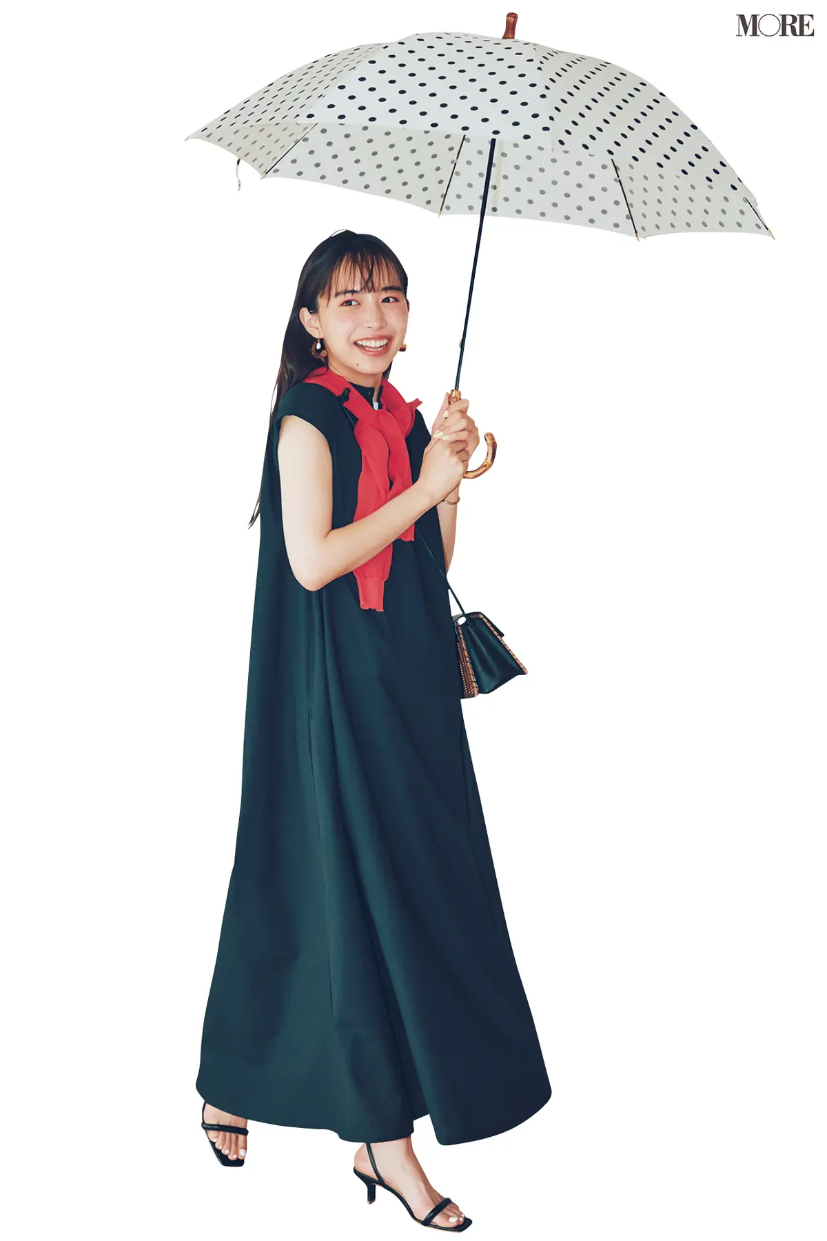 黒ワンピースを着て傘をさすモデル