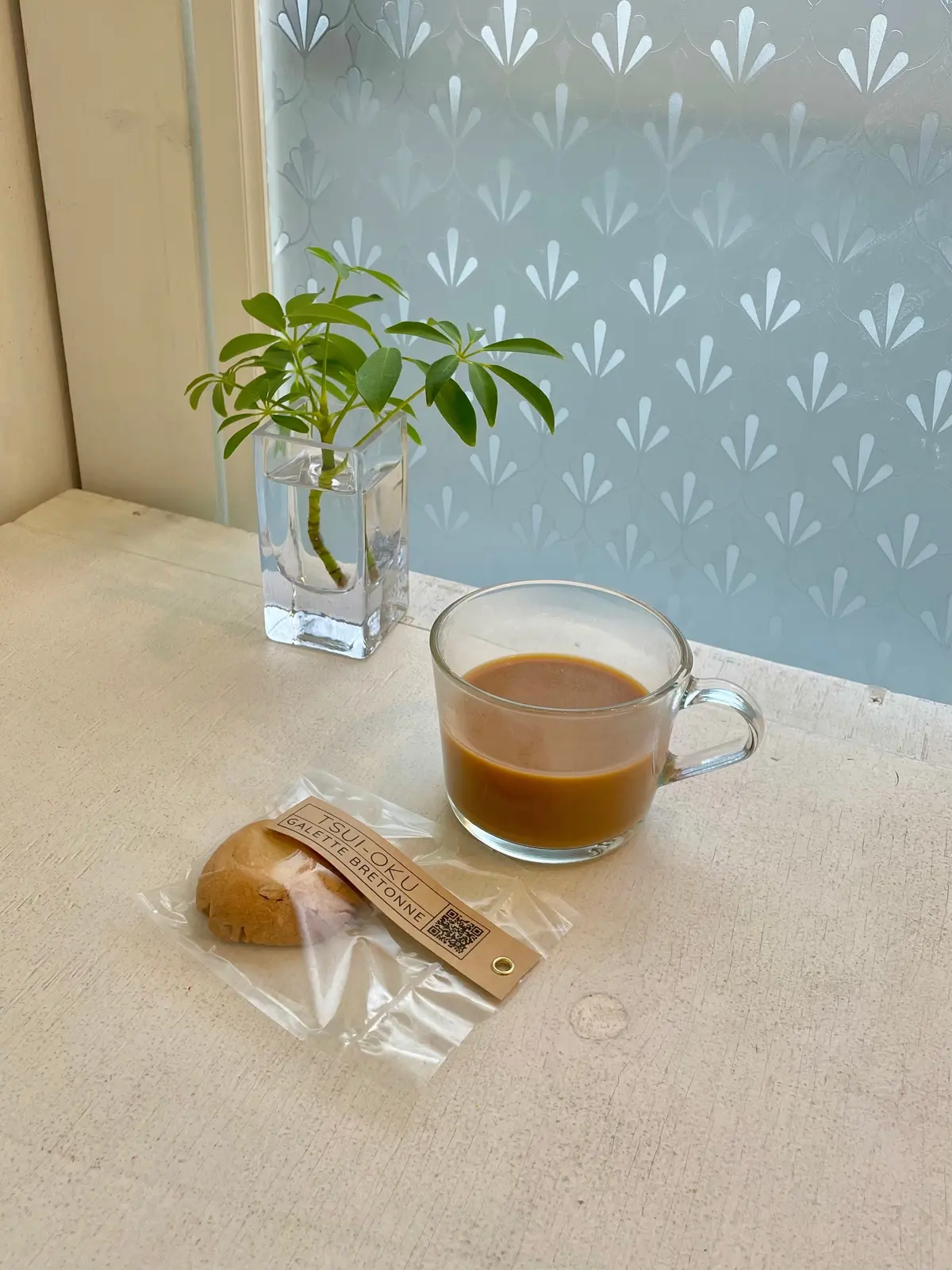 名古屋・金山にあるこだわりのコーヒー×花×アートを楽しめるおすすめカフェ ギャラリー喫茶「追憶」の追憶ブランドカフェラテとガレットフルトンヌ