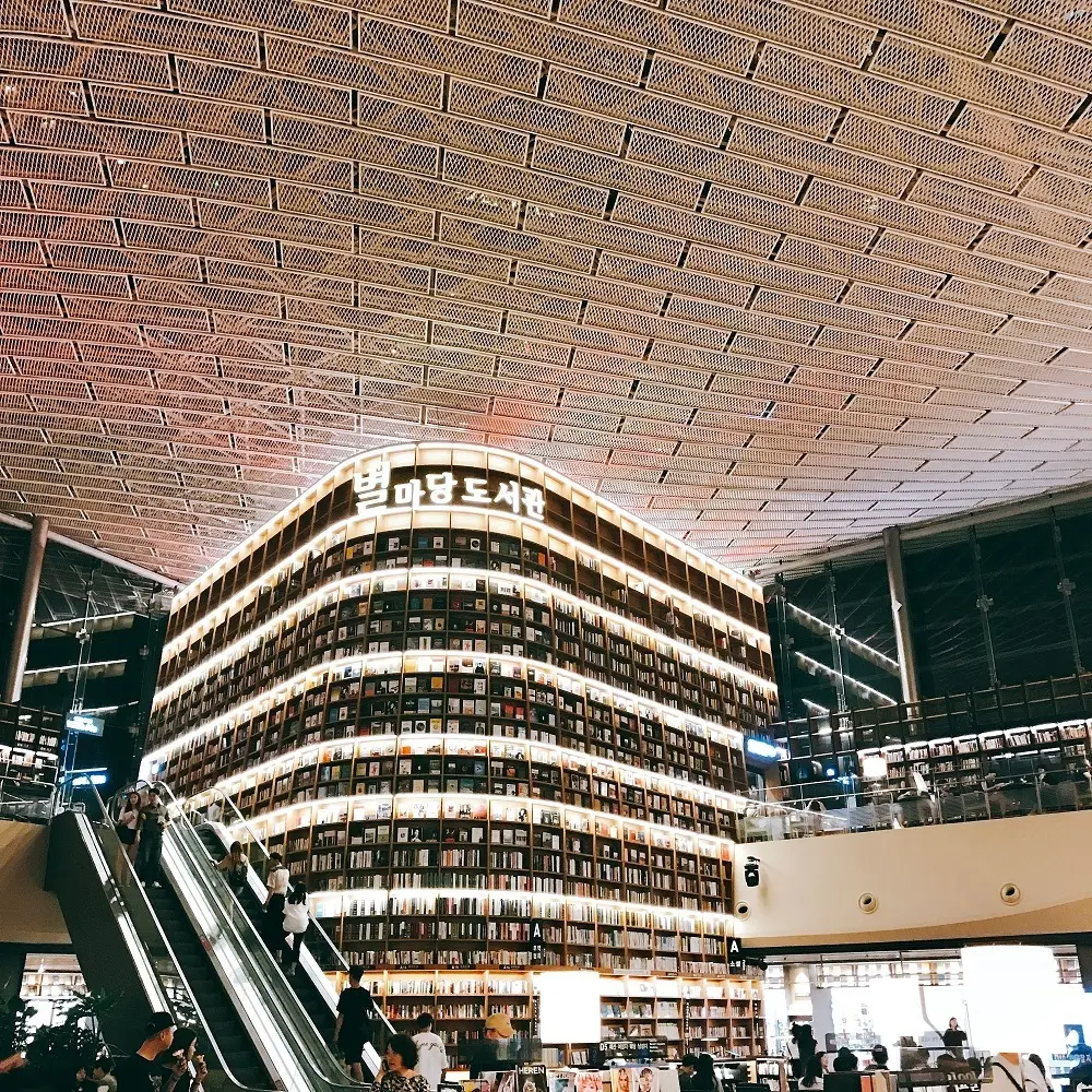 ソウルの大型ショッピングモールCOEX内にあるピョルマダン図書館