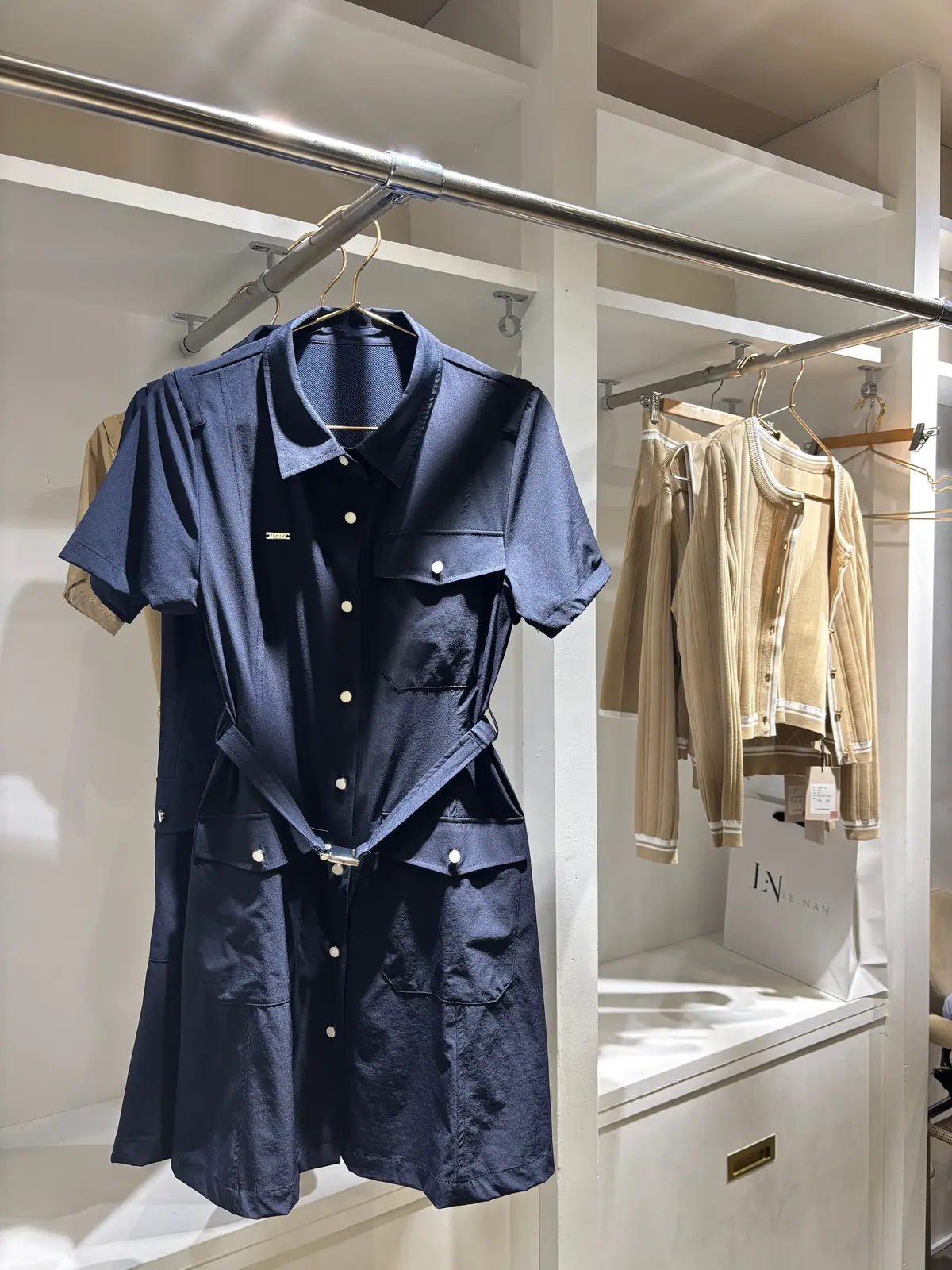 【週末限定!】私服でも着られる上品でお洒の画像_6