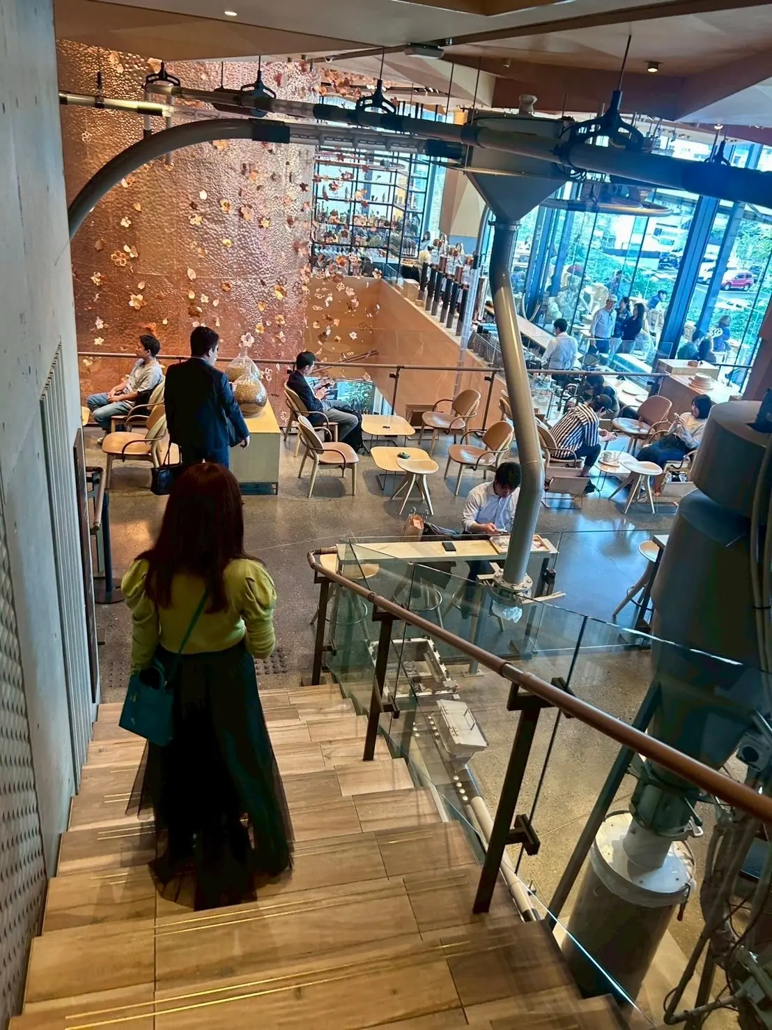 3階へ階段を降りる私