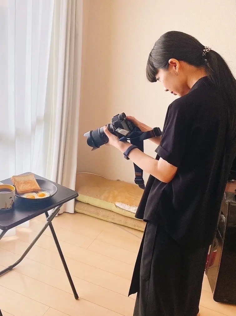 物撮りをしているカメラマン