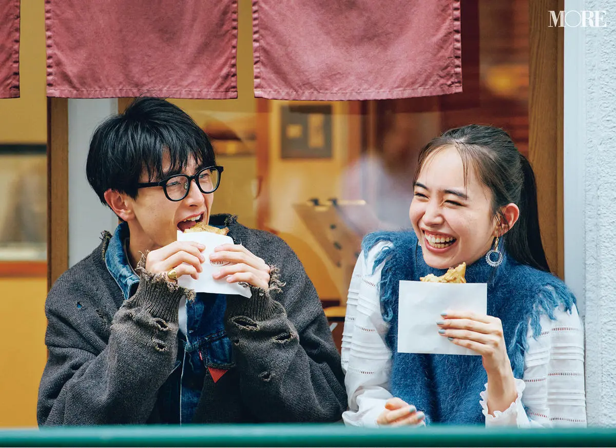 東京デート中に『たいやき とと』でたい焼きを食べる男女