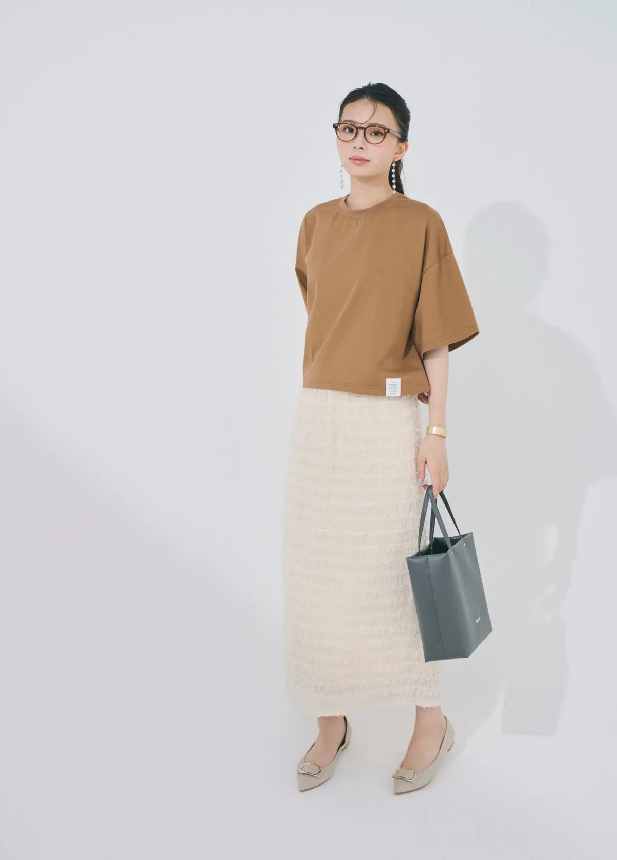 川口ゆりな　Tシャツとスカート　全身コーデ