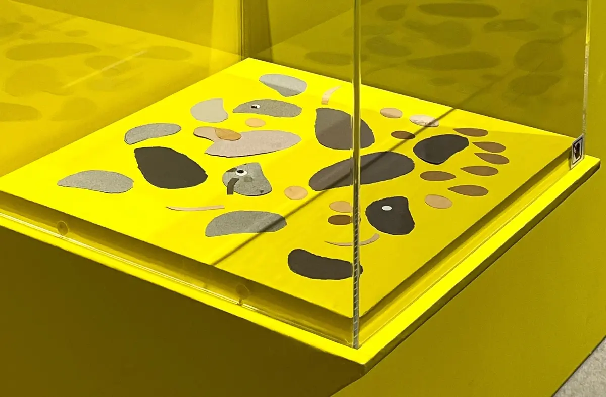 作中に登場するねずみを表現したちぎり絵、紙のパーツ