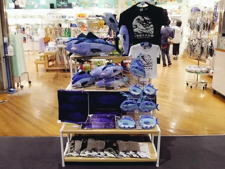 葛西臨海水族園のお土産ショップに並ぶマグロモチーフのぬいぐるみや雑貨