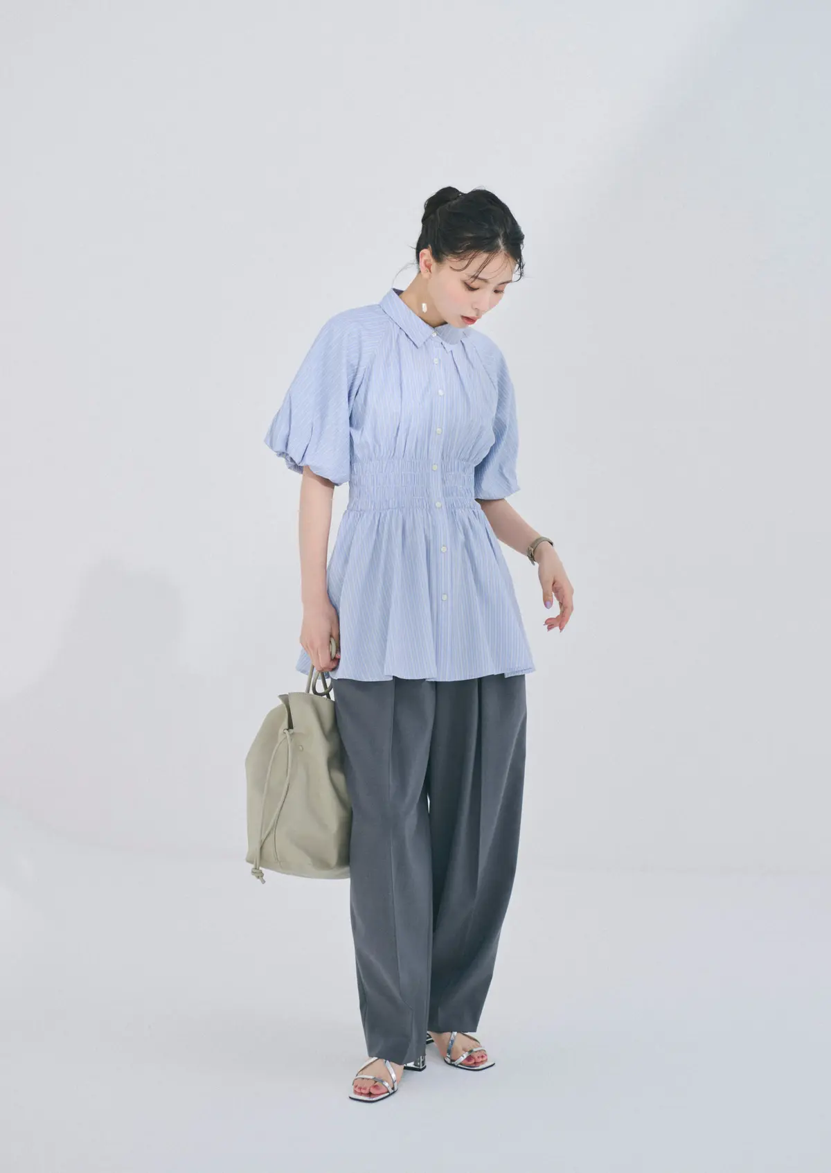 川口ゆりな　ブラウスとパンツ　全身コーデ