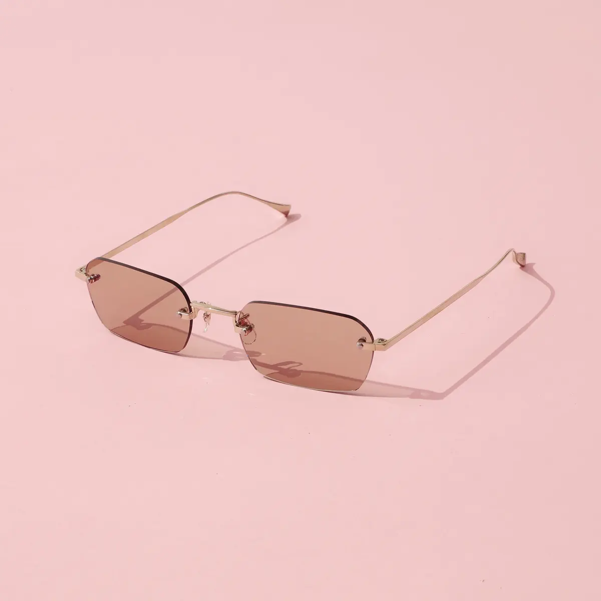 「EYEVAN（アイヴァン）」のリムレスサングラス