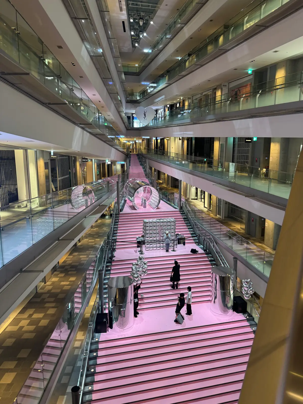 表参道ヒルズの大階段