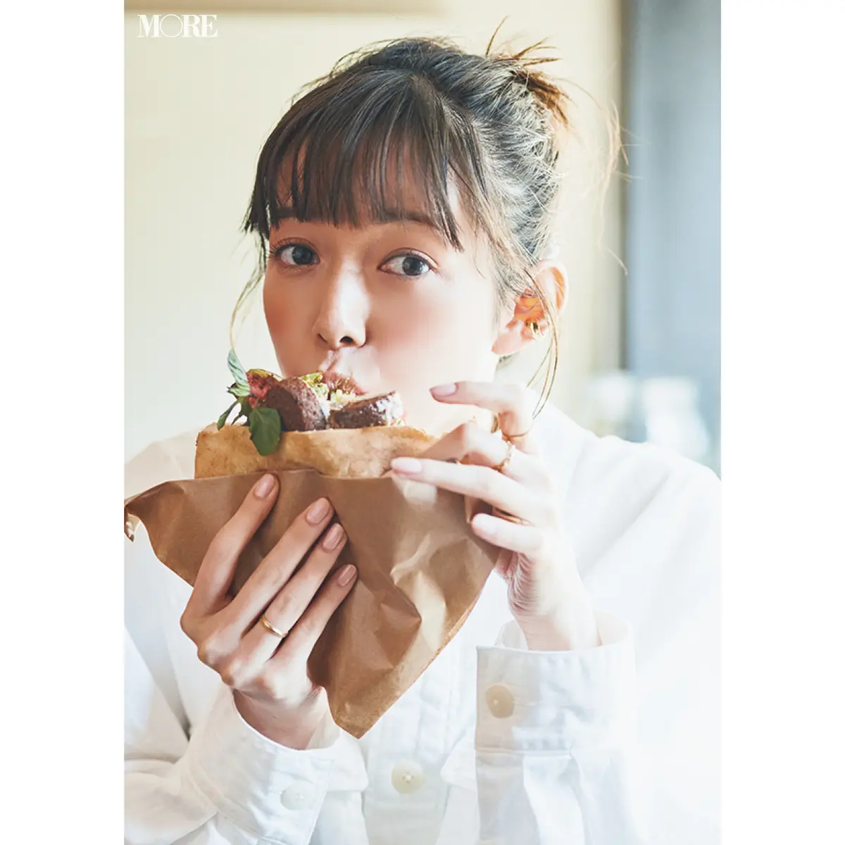 「LA PITA DE MAISON CINQUANTECINQ」のピタサンドイッチを食べる佐藤栞里