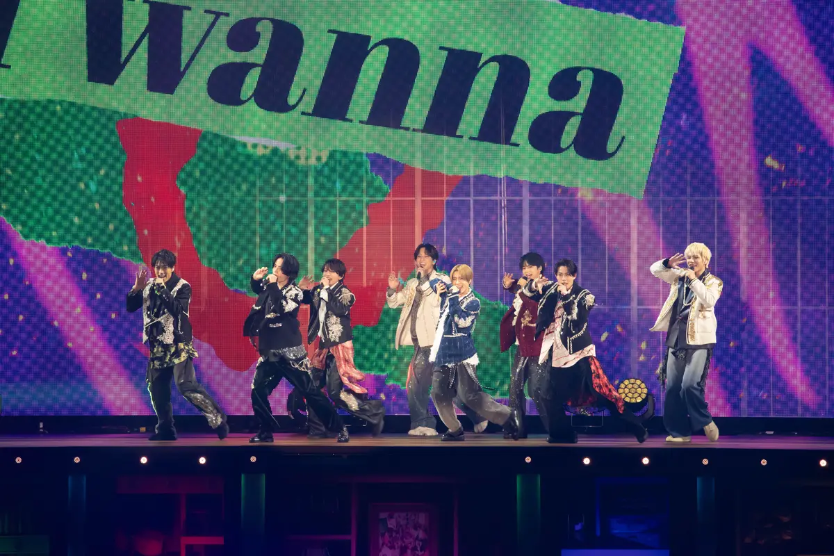 パフォーマンスをするtimeleszの８人