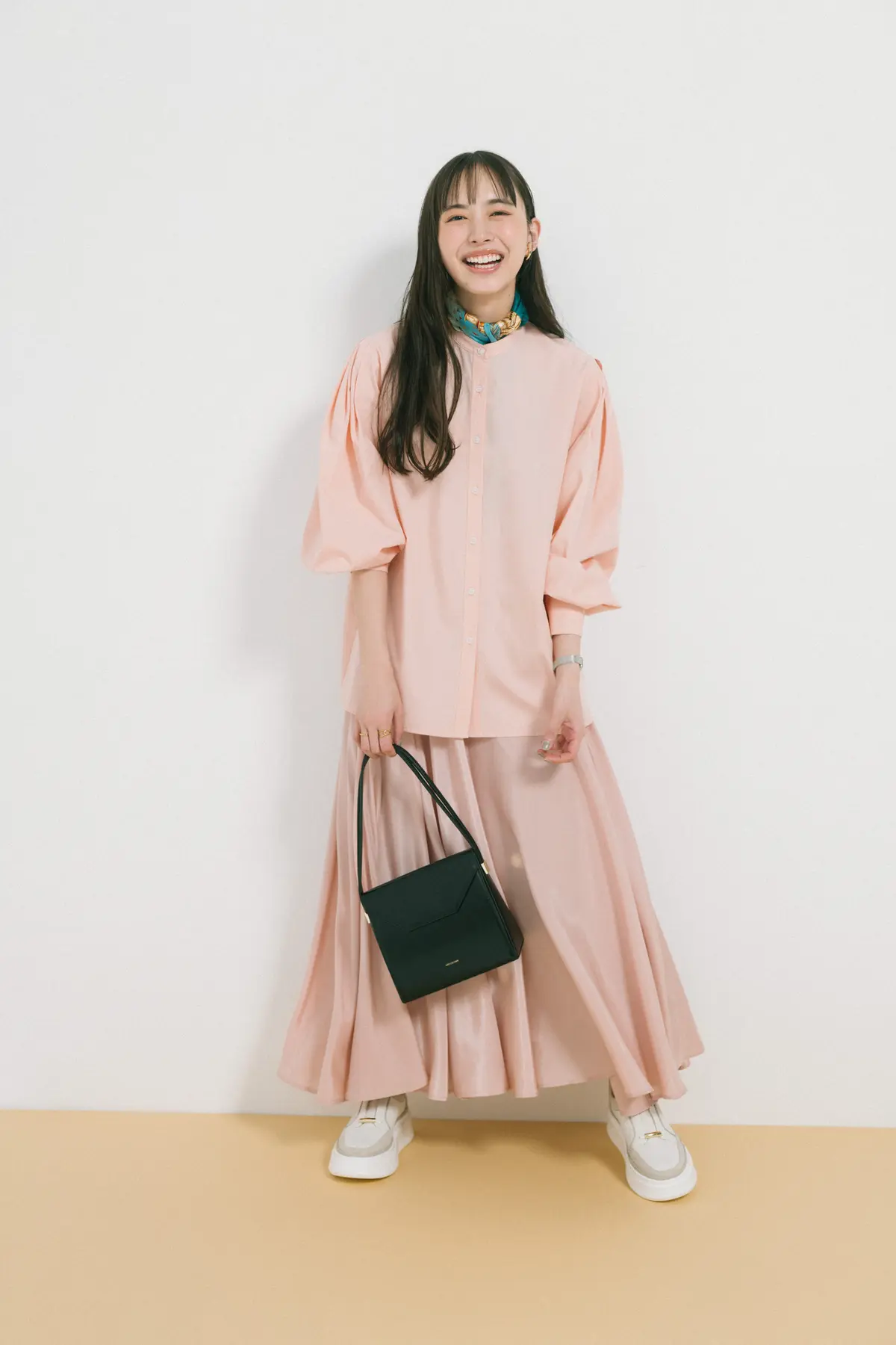 2025春オフィスカジュアルコーデ　ピンクのセットアップ×白スニーカー