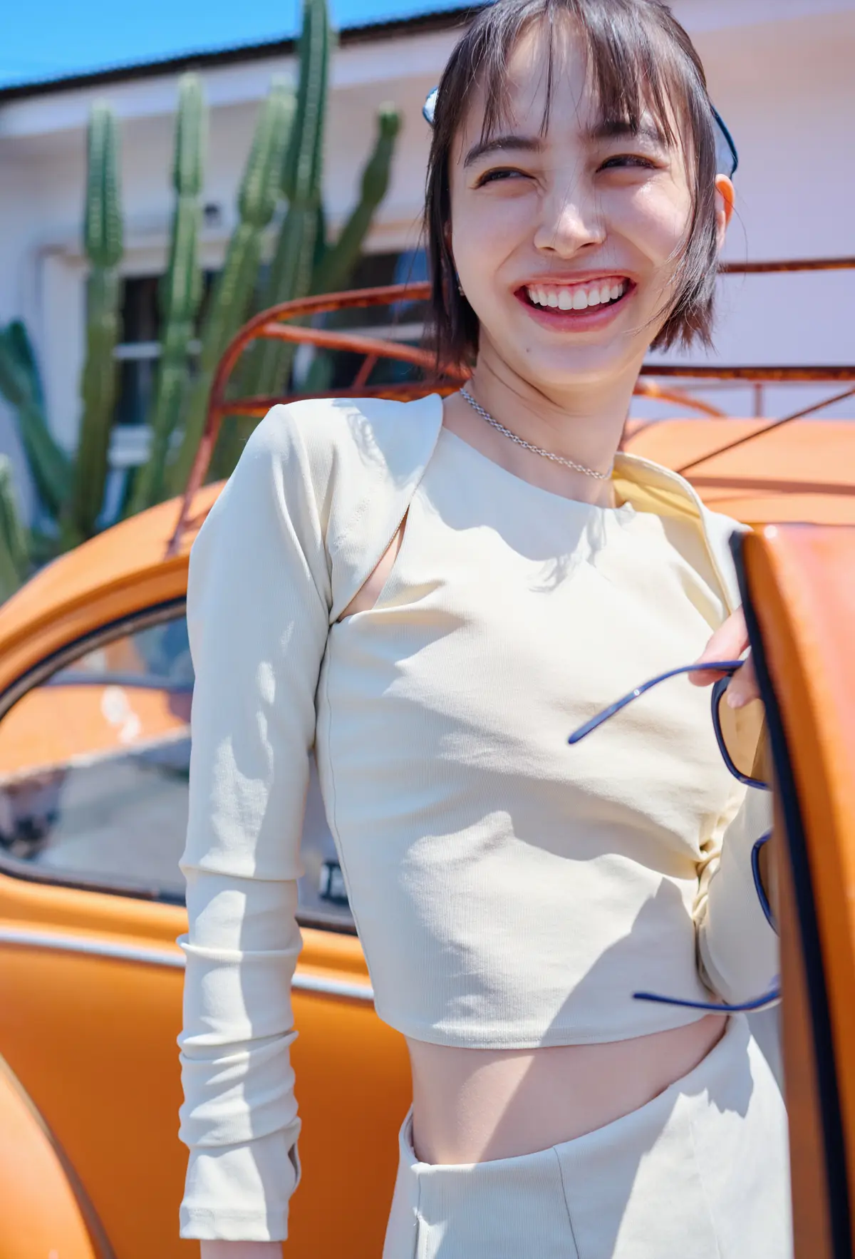 井桁弘恵イエローラッシュガードセット寄り