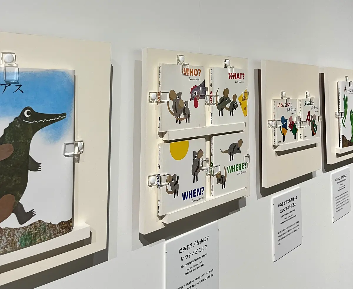 壁には作品が一列に並んでいました