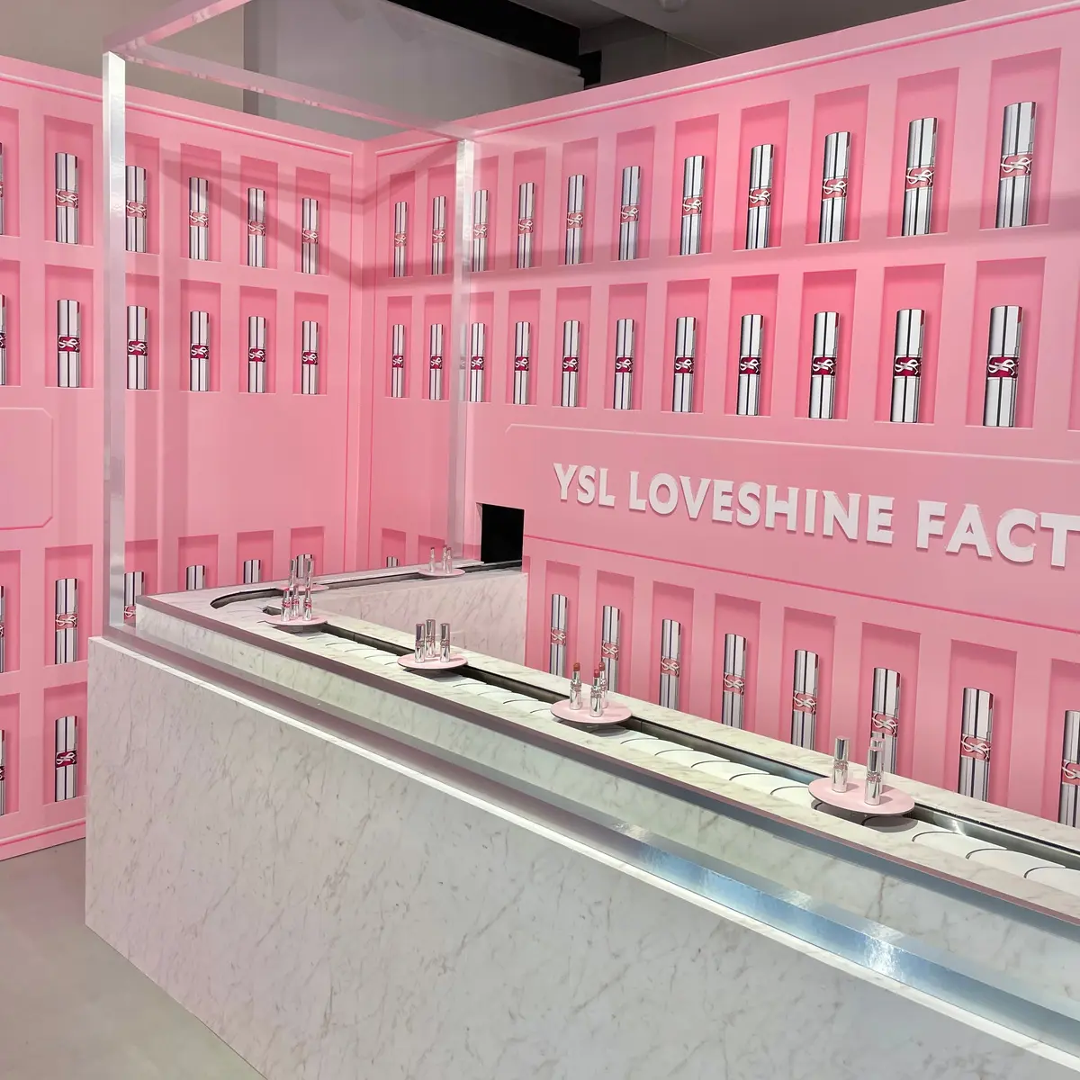 東京・渋谷で開催中のイヴ・サンローラン ポップアップ「YSL LOVESHINE FACTORY」