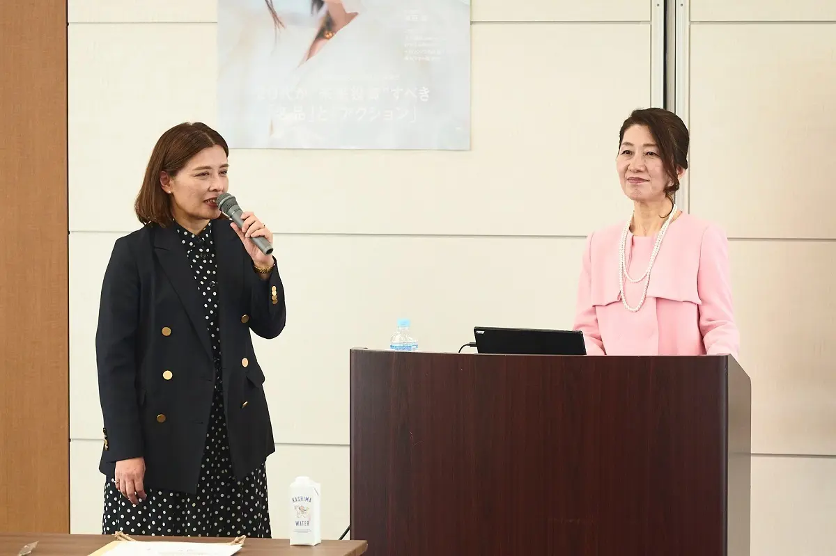 MORE編集長とファイナンシャルプランナー森本貴子さんが話している様子