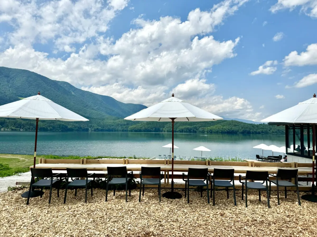 青木湖カフェ「ao LAKESIDE CAFE」テラス席