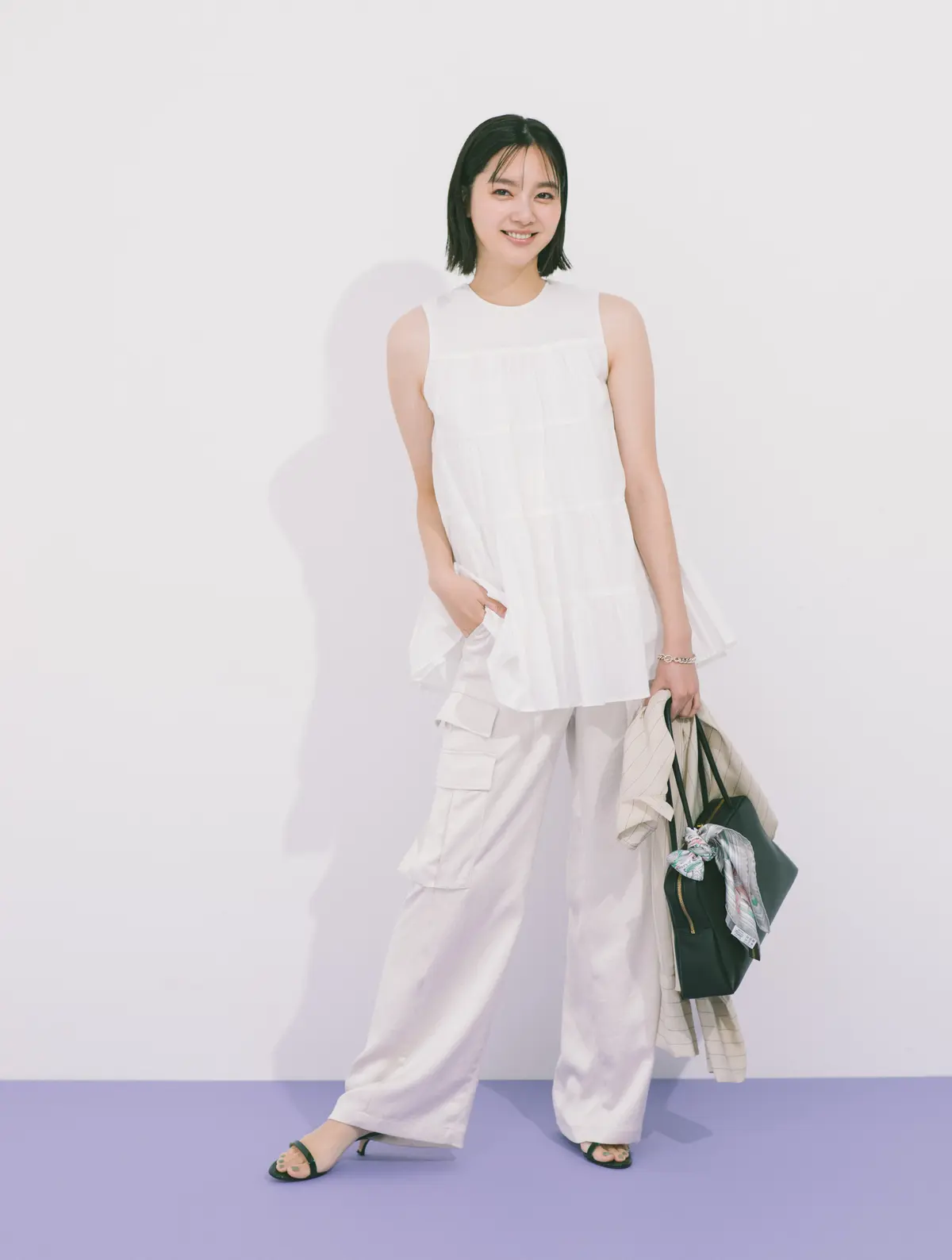 新川優愛　パンツコーデ