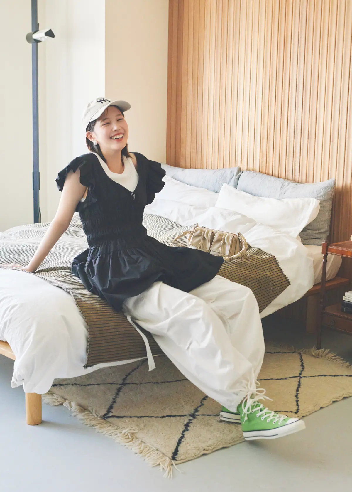 本田翼　黒ブラウスと白のカーゴパンツコーデ