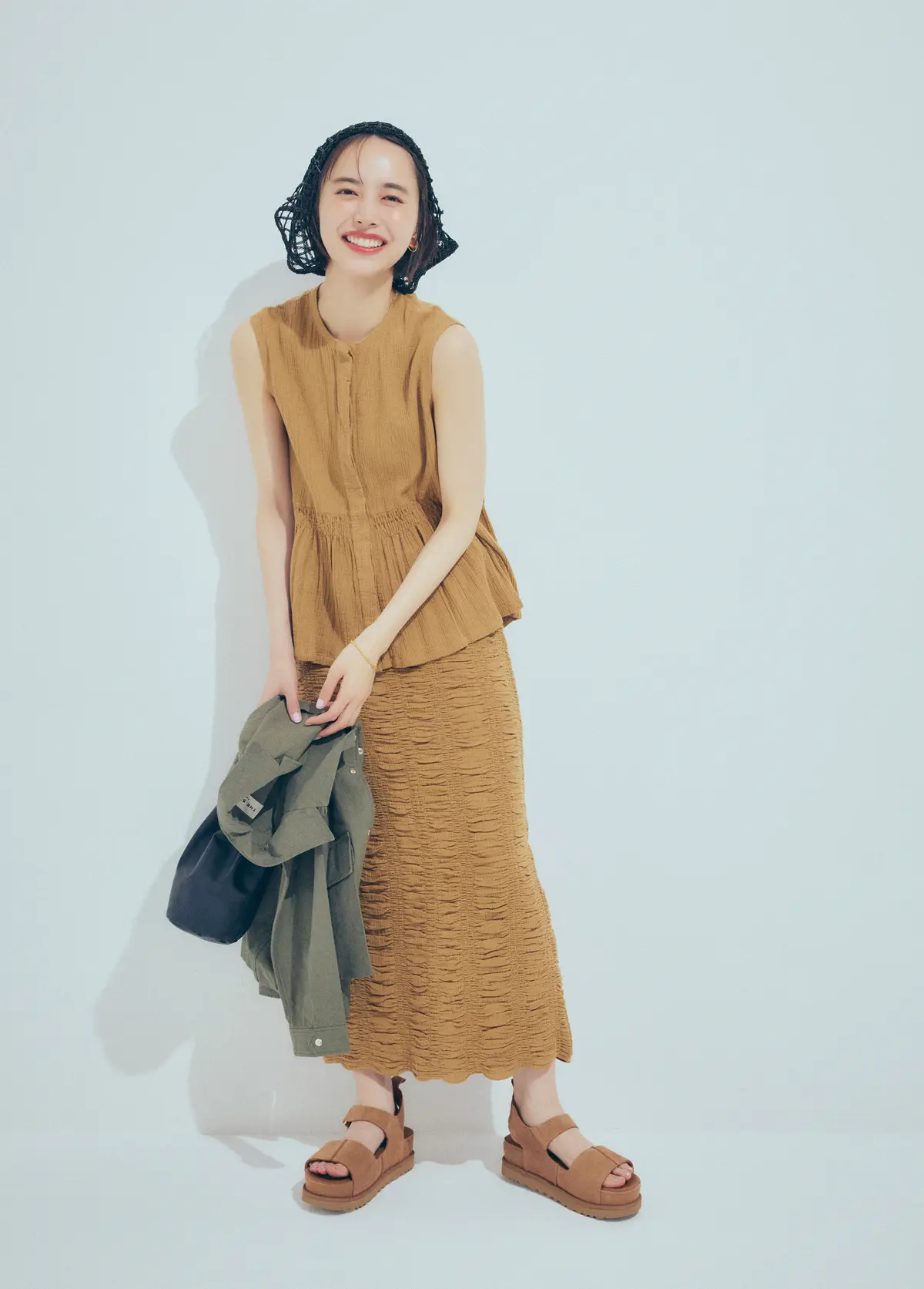 井桁弘恵　ベージュ系セットアップ　全身