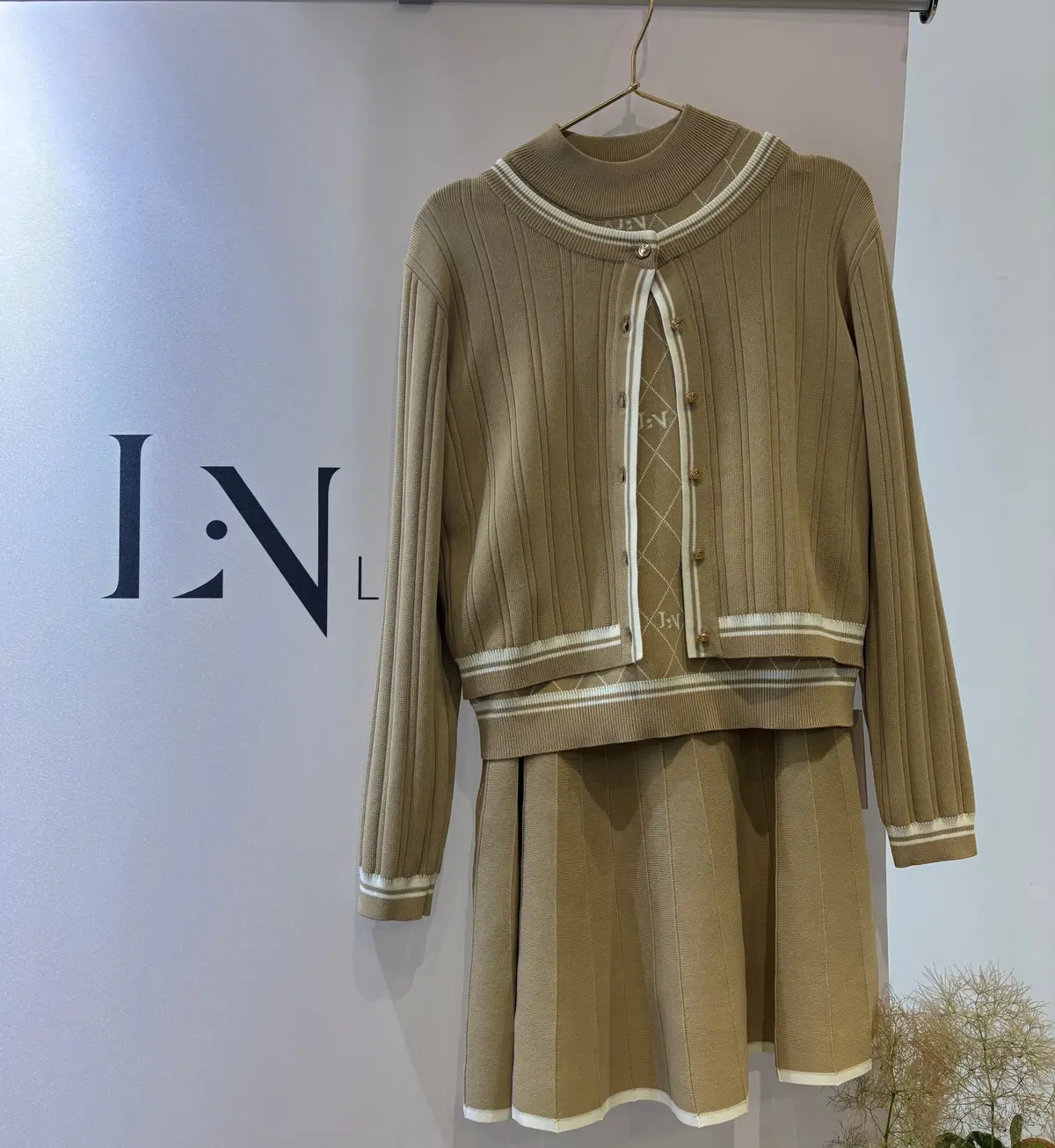 【週末限定!】私服でも着られる上品でお洒の画像_2