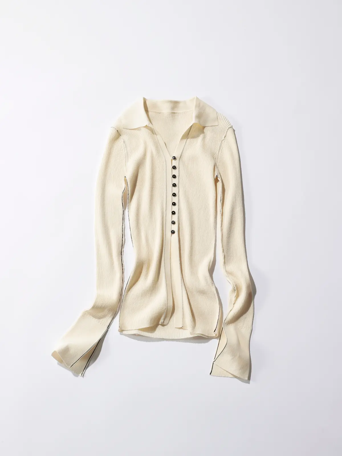 ベージュのカーディガン