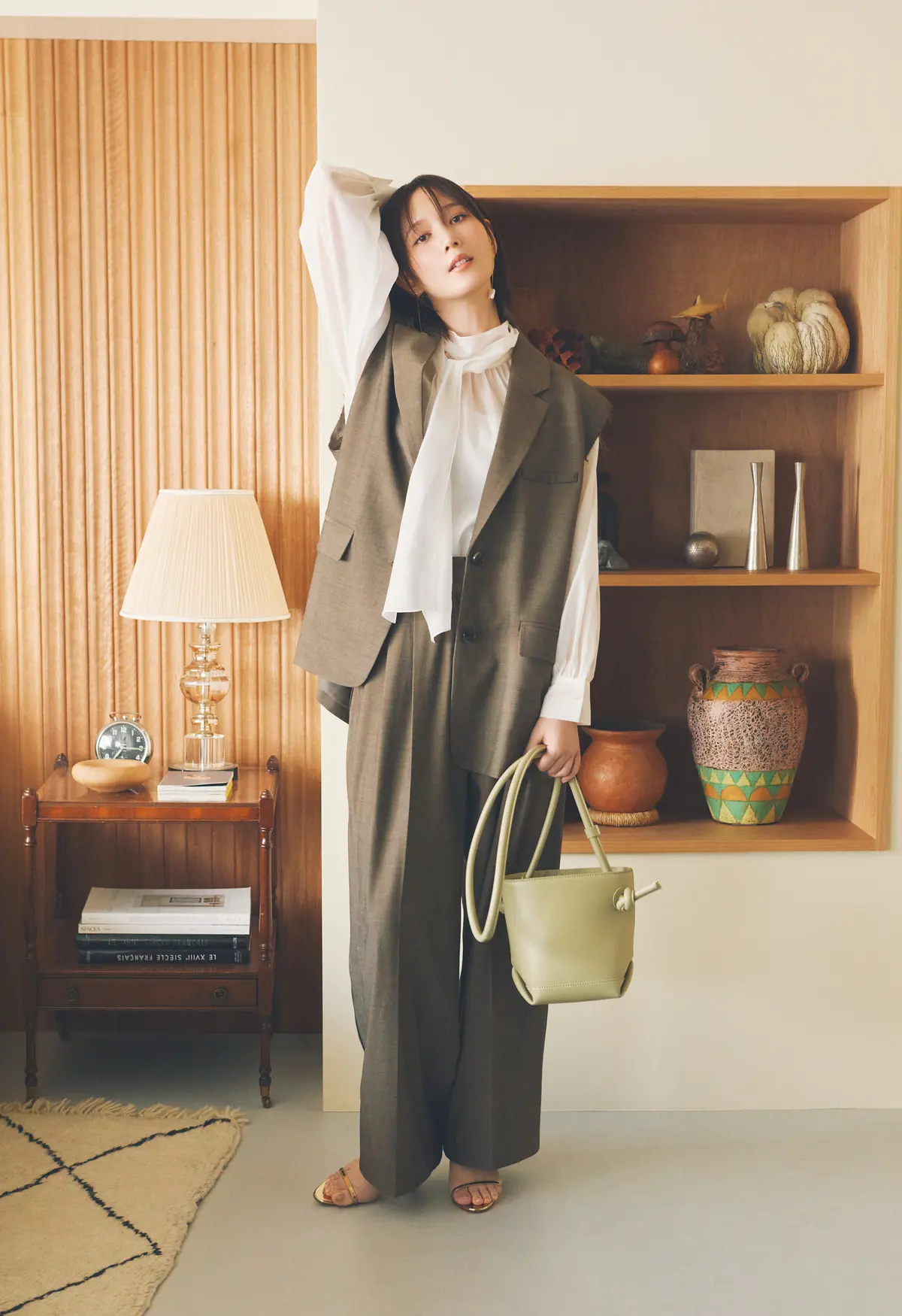 本田翼 ブラウンのジレとパンツのコーデ