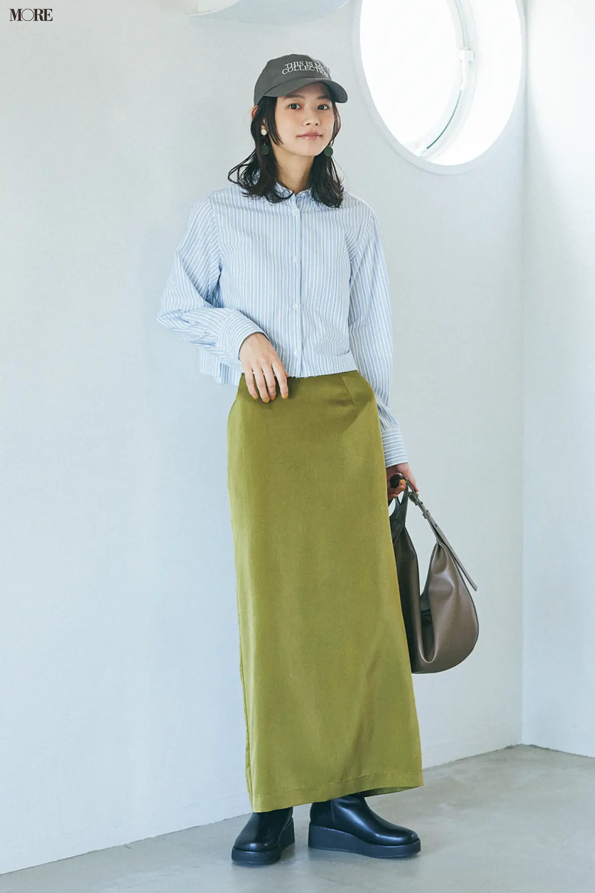 【今日のコーデ】旬色の光沢スカートにストライプシャツとカジュアル小物を合わせた松木育美