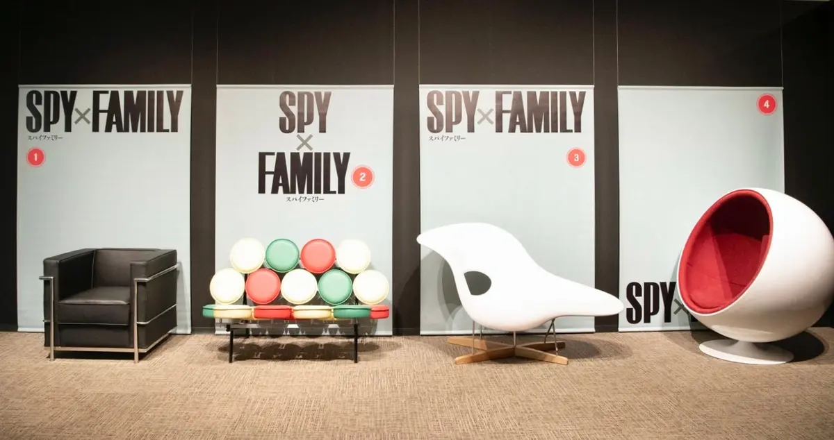 SPY×FAMILY展のフォトスポットにデザイナーズチェアが並んでいる